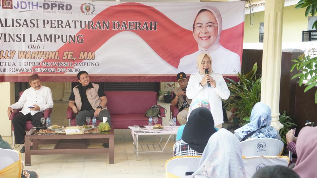 Wakil I Ketua DPRD Provinsi Lampung, Elly Wahyuni, menyosialisasikan peraturan daerah (perda) di Kecamatan Metro Timur, Kota Metro, Sabtu (16/9/2023).