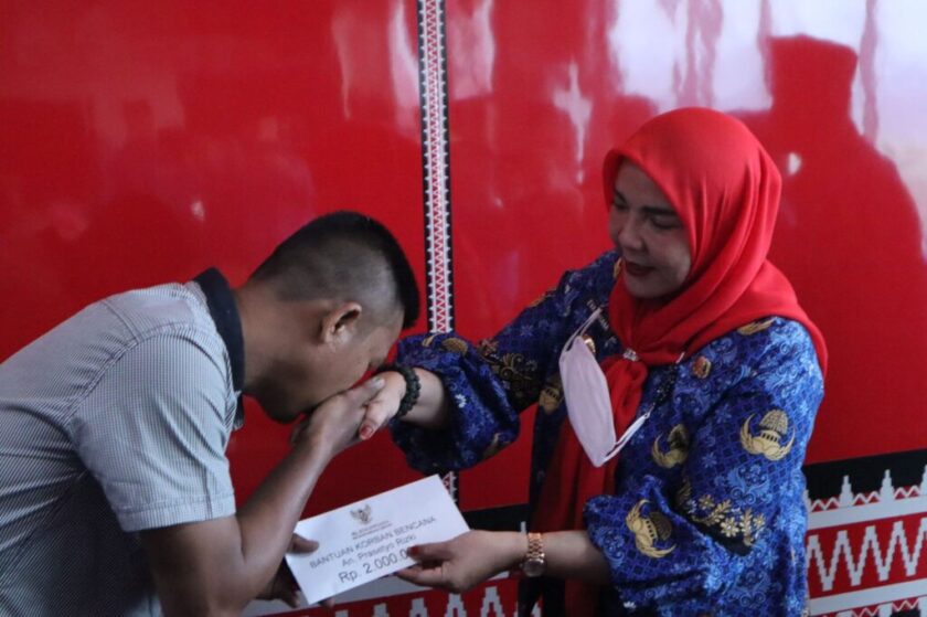 Wali Kota Bandarlampung, Eva Dwiana, menyerahkan bantuan kepada warga terdampak bencana alam, Senin, (18/9/2023). (Foto: Ist) Wali Kota Bandarlampung, Eva Dwiana, menyerahkan bantuan kepada warga terdampak bencana alam, Senin, (18/9/2023). (Foto: Ist)