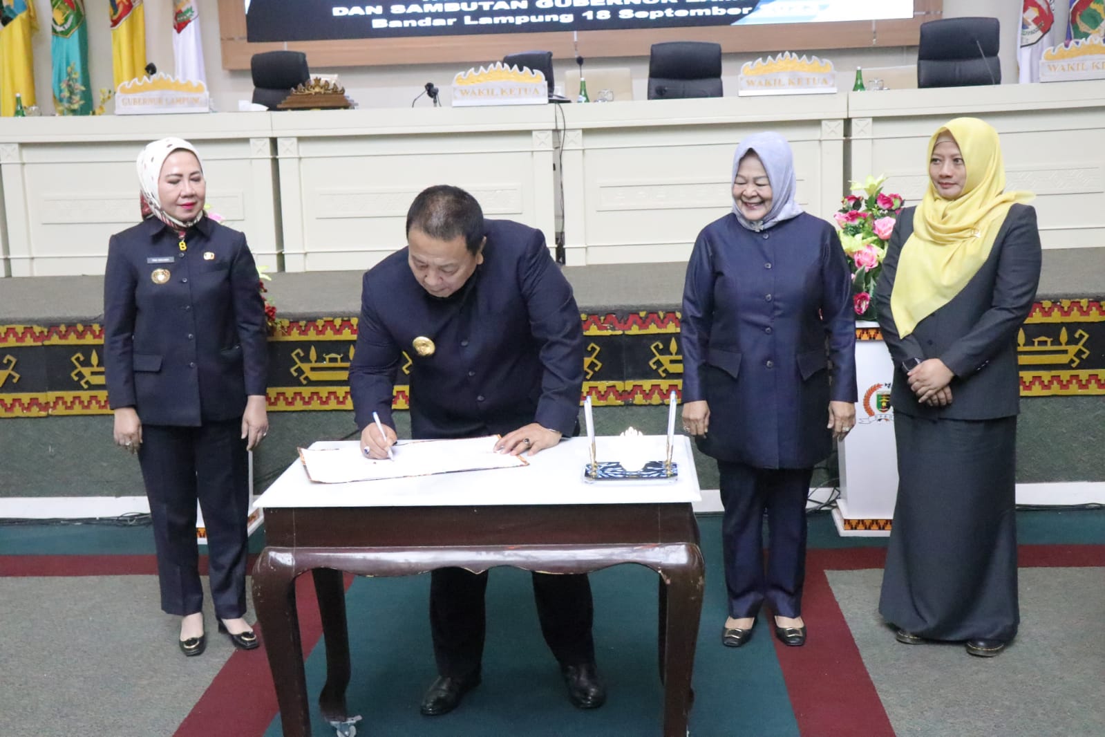 Gubernur Lampung, Arinal Djunaidi, meneken Raperda Perubahan APBD Provinsi Lampung 2023 di Ruang Sidang Paripurna, Senin (18/9/2023). (Foto: Ist)