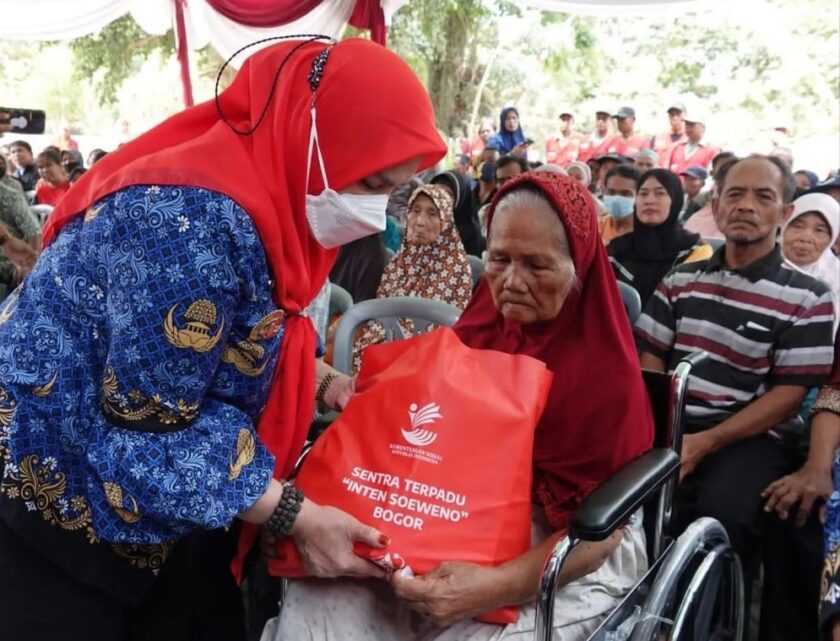 Wali Kota Bandarlampung, Eva Dwiana, menyerahkan bantuan Kemensos bagi lansia dan penyandang disabilitas pada tiga kecamatan, Senin (18/9/2023). (Foto: Ist)
