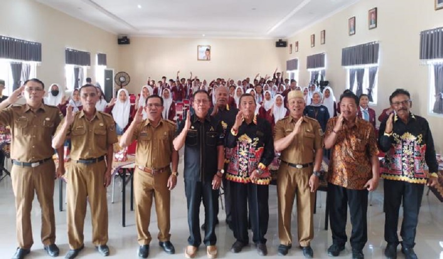 Ketua DPRD Lampung, Mingrum Gumay, meninjau bantuan sumur bor dan renovasi gereja. Ia juga reses tahap III di SMAN 1 Seputih Banyak, Selasa (5/9/2023). (Foto: Ist)