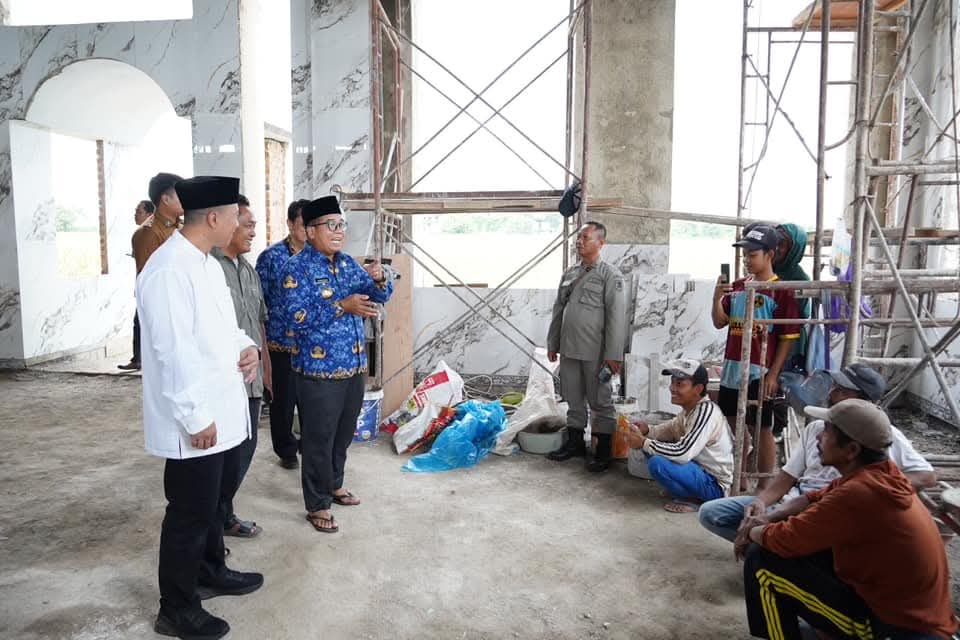 Pj Gubernur Lampung, Samsudin, meninjau pembangunan masjid Al-Hijrah Kota Baru, Lampung Selatan, Senin (17/2/2025). (Diskominfotik Lampung)