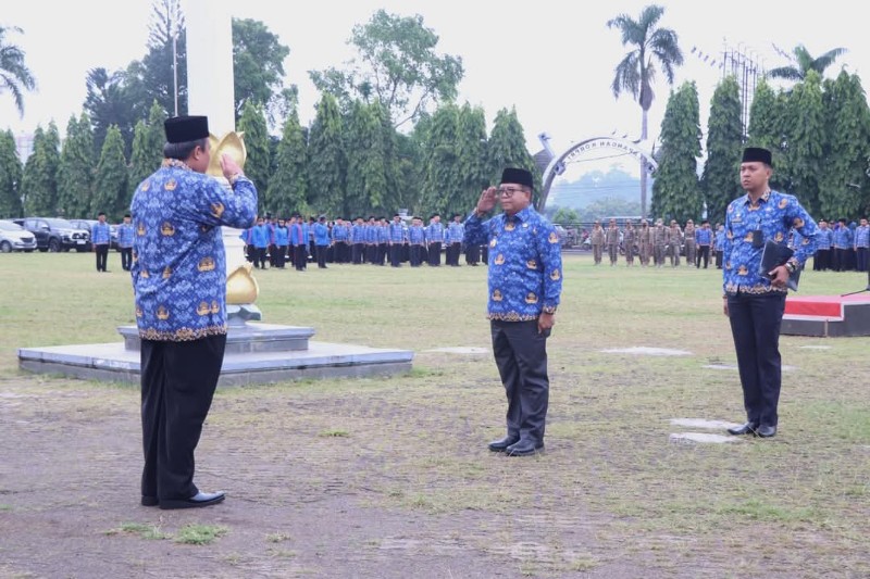 Pj. Gubernur Lampung, Samsudin, menjadi Pembina Upacara Bulanan di lingkungan Pemerintah Provinsi Lampung, Senin (17/2/2025). (Diskominfotik Lampung)
