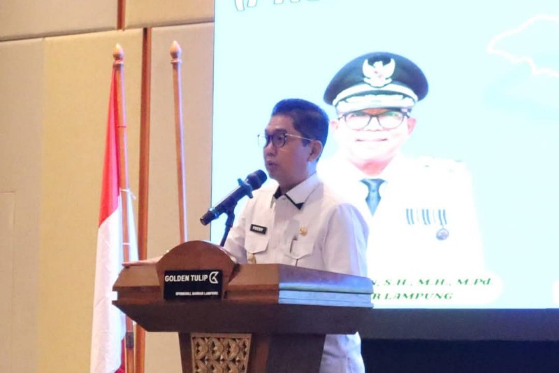 Penjabat Sekretaris Daerah Provinsi Lampung, Fredy, membuka sosialisasi Program Komunitas untuk Iklim Provinsi Lampung 2025 di Hotel Golden Tulip, Rabu (12/2/2025).(Diskominfotik Lampung)