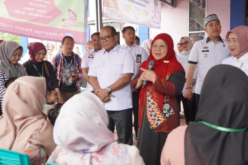Pj Gubernur Lampung, Samsudin, dam Pj. Ketua TP. PKK Provinsi Lampung, Maidawati Retnoningsih, meninjau pelayanan kesehatan gratis di Puskesmas Gedong Tataan, Rabu (12/2/2025). (Diskominfotik Lampung)