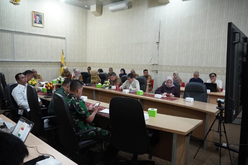 Pemprov Lampung mengikuti rakor Pengendalian Inflasi Daerah secara virtual di Ruang Command Center Lt. II Diskominfotik Lampung, Senin (10/2/2025). (Diskominfotik Lampung)