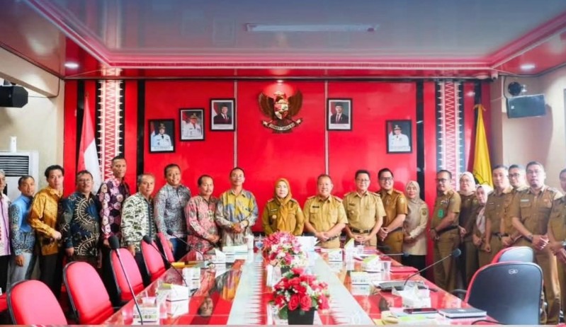 Wali Kota Bandarlampung, Hj. Eva Dwiana, menerima audiensi Persatuan Marga Simanjuntak di ruang rapat wali kota setempat, Selasa (11/2/2025). (Istimewa)