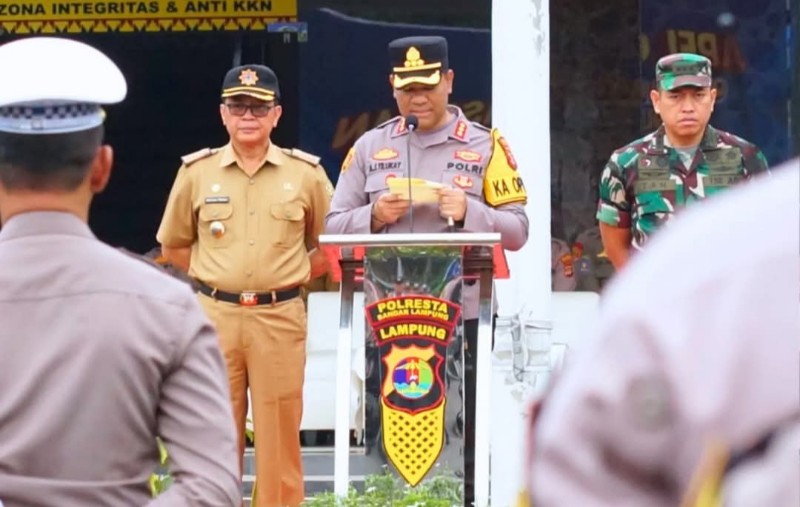 Plt. Asisten I Bidang Pemerintahan dan Kesra, Sukarma Wijaya, menghadiri Apel Gelar Pasukan Operasi Keselamatan Krakatau 2025 di polresta setempat, Senin (10/2/2025). (Istimewa)