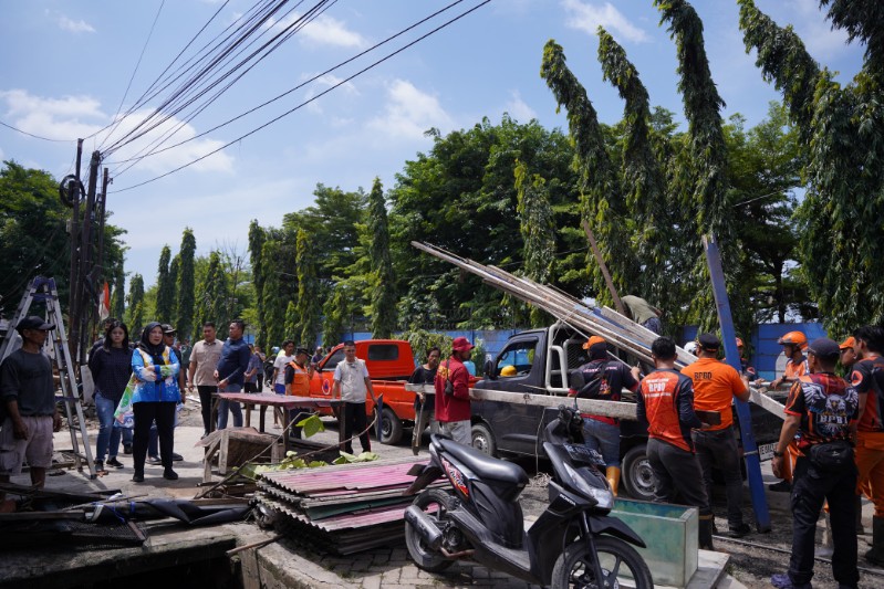 Wali Kota Bandarlampung, Eva Dwina, memantau pekerjaan membongkar saluran drainase di Jalan Yosudarso, Panjang. (Istimewa)