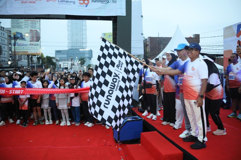 Penjabat Gubernur Lampung, Samsudin, melepas ribuan peserta Bank Lampung Run 2025 di Tugu Adipura Bandarlampung, Ahad (9/2/2025). (Istimewa)