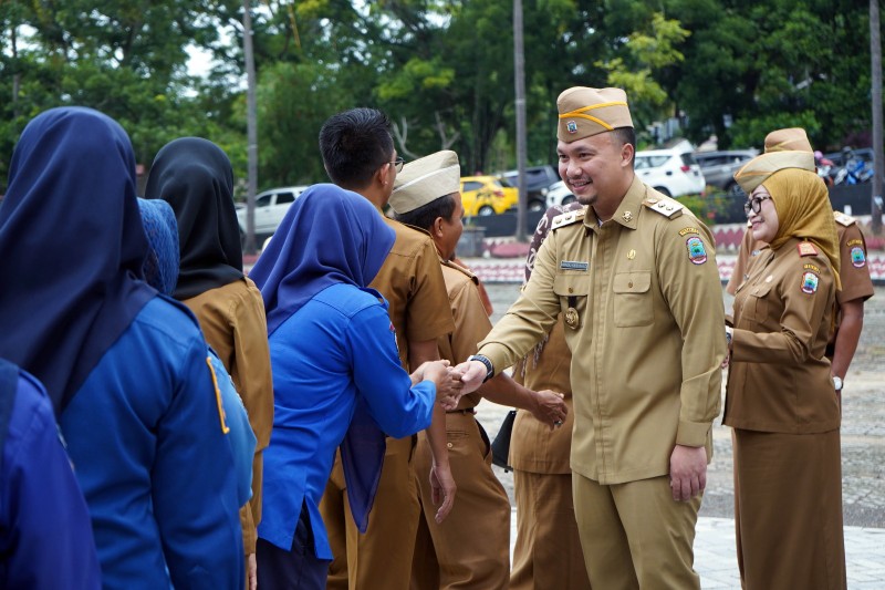 Wabup Lamsel, Pandu Kesuma Dewangsa, menyalami para pejabat, seluruh ASN, dan pegawai honorer pada apel terakhir pemkab setempat, Senin (10/2/2025). (Diskominfo Lamsel)