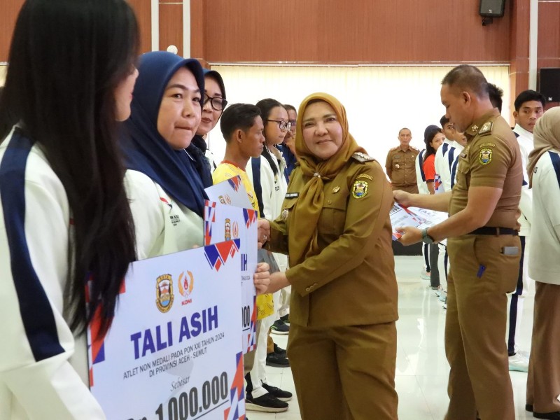 Wali Kota Bandarlampung, Eva Dwiana, menyerahkan taliasih kepada para atlet dan pelatih PON 2024 Aceh dan Sumatera Utara di Aula Semergou, Senin (10/2/2025). (Istimewa)