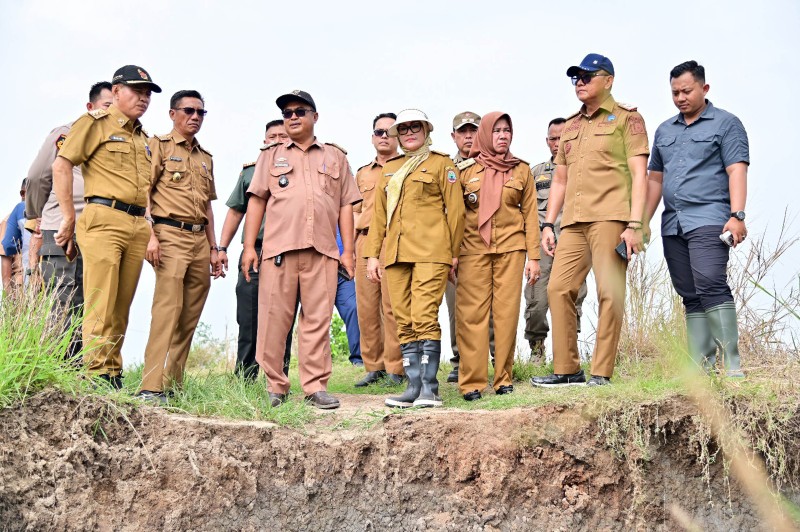 Penjabat Sekretaris Daerah Lamsel, Intji Indriati, bersama anggota DPRD Lampung, Lesty Putri Utami dan Aribun Sayunis, dan perwakilan BBWS Mesuji Sekampung, Nur Yuniar, memantau lokasi itu. (Diskominfo Lamsel)