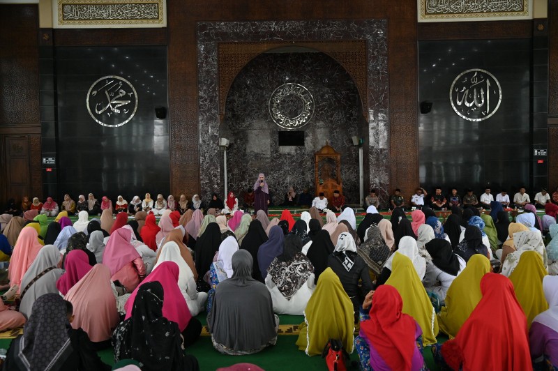 Pemkab Lamsel menggelar Isra Mikraj 1446 H/ Tahun 2025 di Masjid Agung Kalianda, Kamis (13/2/2025). (Diskominfo Lamsel)