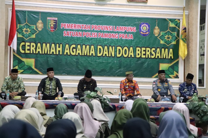 Pj Gubernur Lampung, Samsudin, menghadiri ceramah agama dan doa bersama Satpol PP Lampung di Balai Keratun Lt. 3, Komplek Kantor Pemprov Lampung, Kamis (13/2/2025). (Diskominfotik Lampung)