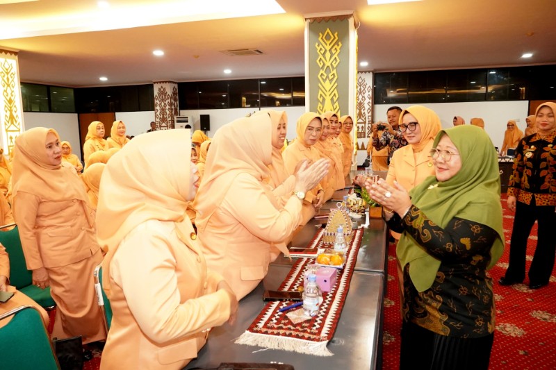 Pj Penasihat DWP Lampung, Maidawati Retnoningsih, memohon pamit saat rakor DWP Lampung di Ruang Abung Balai Keratun, Kamis (13/2/2024). (Diskominfotik Lampung)