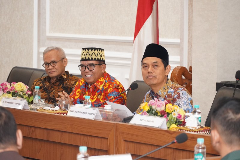 Pj Gubernur Lampung, Samsudin, menerima kunjungan kerja spesifik Komisi II DPR RI di Ruang Rapat Utama Kantor Gubernur Lampung, Kamis (13/2/2025). (Diskominfotik Lampung)