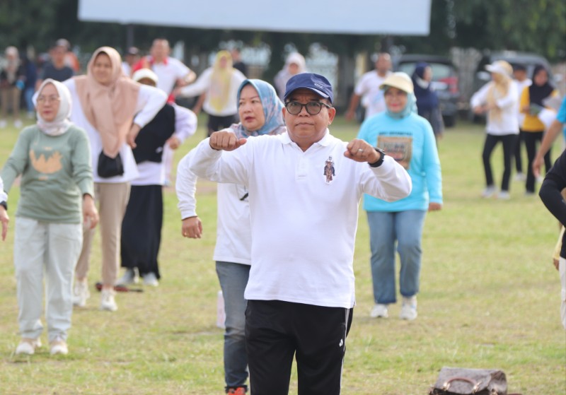 Pj Gubernur Lampung, Samsudin, mengikuti senam bersama dengan jajaran Pemprov Lampung di Lapangan Korpri, Jumat (14/2/2025). (Diskominfotik Lampung)