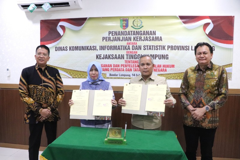 Diskominfotik dan Kejati Lampung meneken kerja sama di Ruang Video Conference Kejati setempat, Jumat (14/2/2025). (Diskominfotik Lampung)