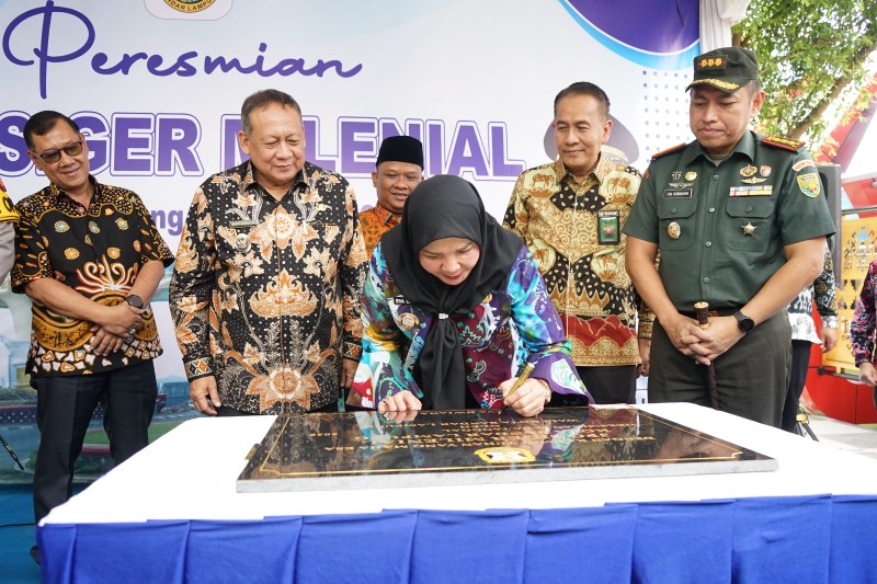Wali Kota Bandarlampung, Eva Dwiana, menandatangani prasasti JPO Siger Milenial di Halaman Masjid Agung Al-Furqon, Jumat (14/2/2025). (Istimewa)