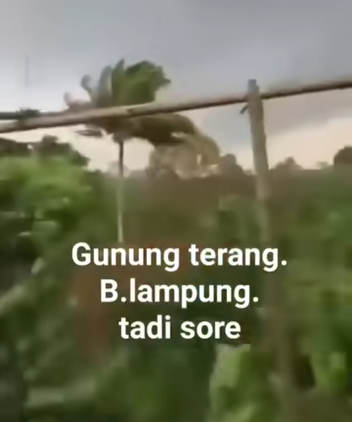 Tangkapan layar video puting beliung melanda Gunung Terang, Bandarlampung. (Istimewa)