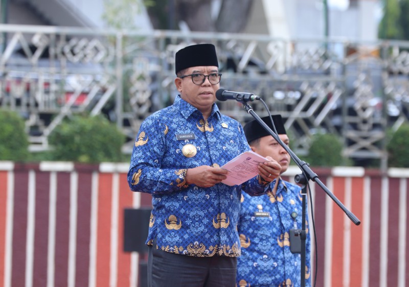 Pj Gubernur Lampung, Samsudin, memimpin upacara bulan di Lapangan Korpri, komplek kantor gubernur setempat, Senin (17/2/2025). (Diskominfotik Lampung)