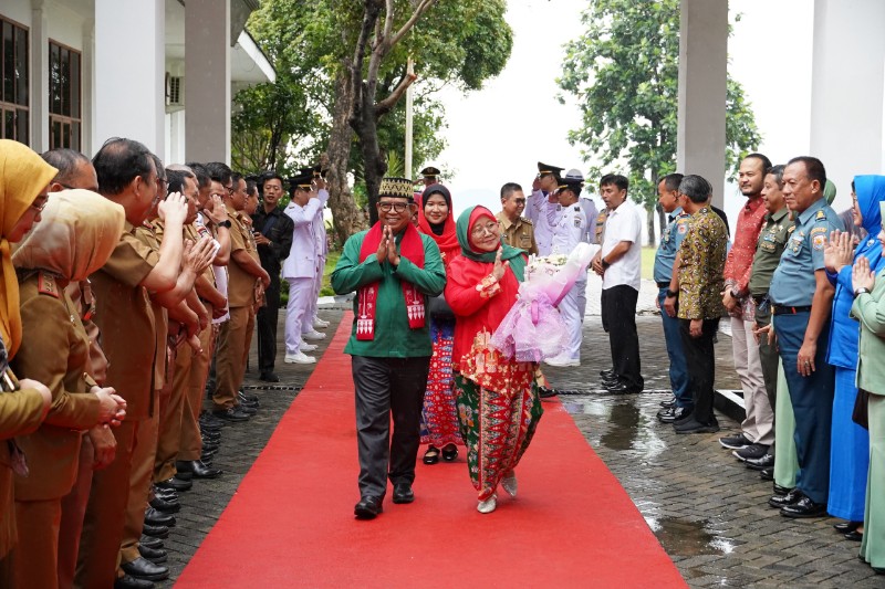Pemprov Lampung melepas Pj Gubernur Lampung, Samsudin, dan Pj Ketua TP PKK Lampung, Maidawati Retnoningsih, di Mahan Agung, Selasa (18/2/2025). (Diskominfotik Lampung)