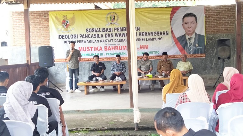 Anggota DPRD Lampung, menyosialisasikan Pembinaan Ideologi Pancasila dan Wawasan Kebangsaan di Desa Tanjung Agung, Way Lima, Senin (10/2/2025). (Istimewa)