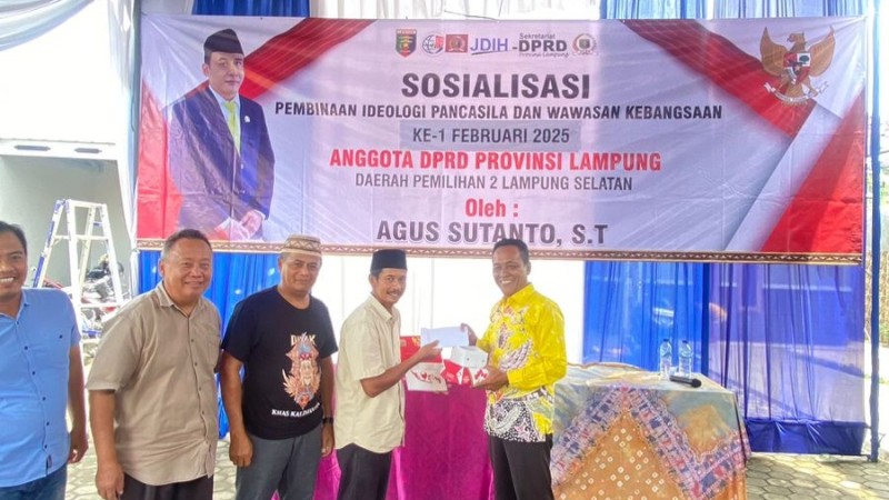 Anggota DPRD Lampung, Agus Sutanto, menyosialisasikan Pembinaan Ideologi Pancasila dan Wawasan Kebangsaan di Desa Natar,, Senin (10/2/2025). (Istimewa)