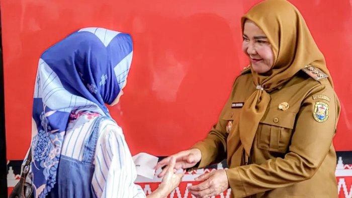 Wali Kota Bandarlampung, Eva Dwiana, menyalurkan bantuan bencana alam dan sedang sakit di kantor pemkot setempat, Selasa (11/2/2025). (Istimewa)