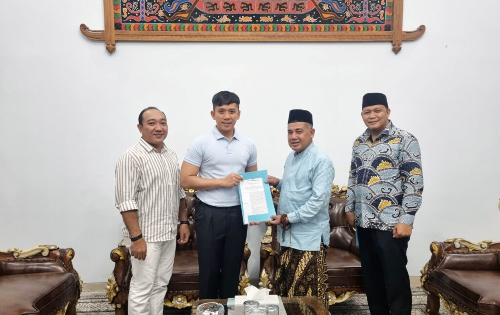 Bupati Lamsel, Radityo Egi Pratama, menyerahkan SK Plt Ketua Baznas Lamsel kepada KH Nur Mahfudz di rumah dinas bupati setempat, Jumat (20/6/2025). (Diskominfo Lamsel)