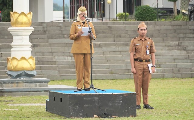 Liza Derni memimpin apel mingguan di Lapangan Korpri.