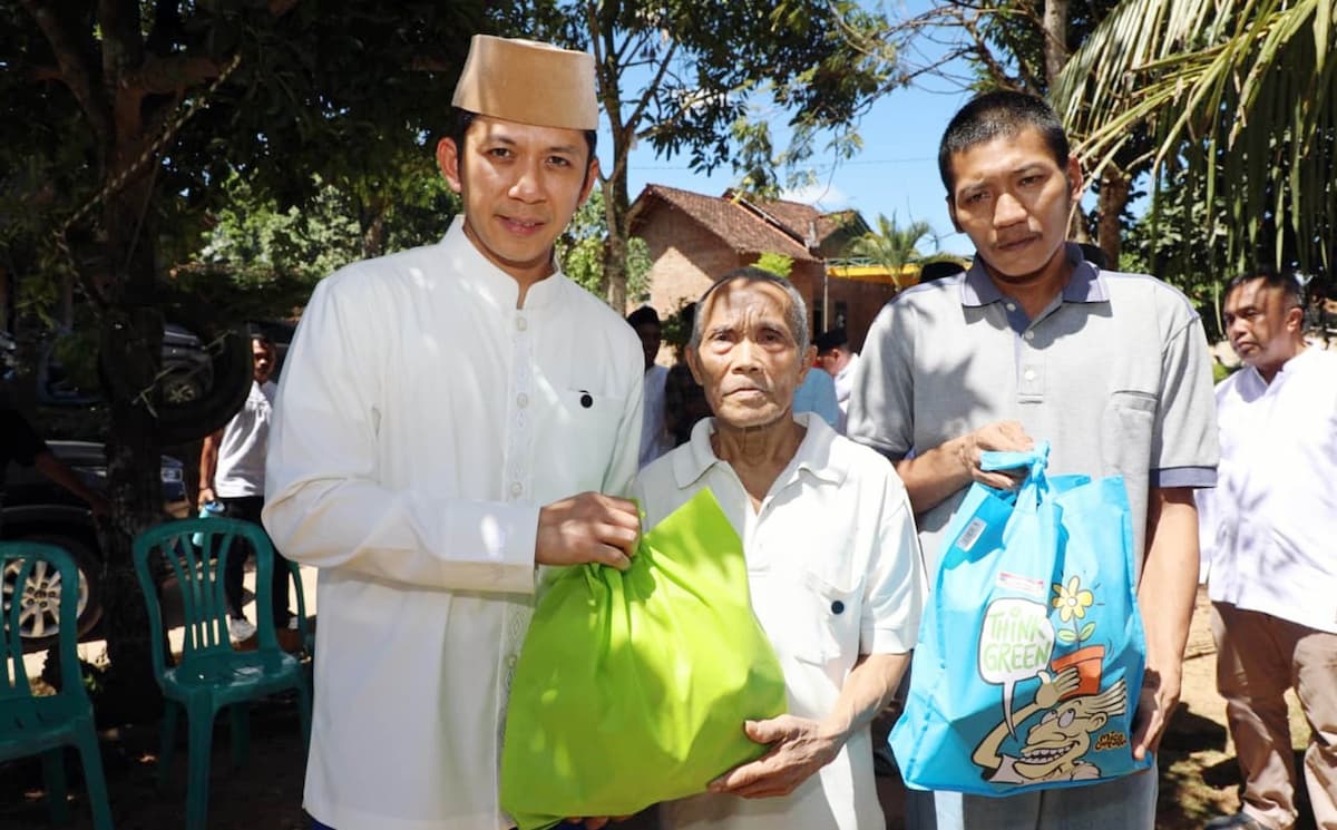 Bupati Lampung Selatan Radityo Egi Pratama berikan bantuan Mujiran