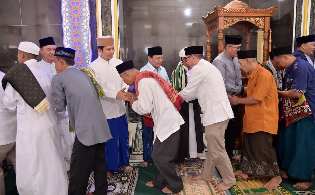 Bupati Lampung Selatan, Radityo Egi Pratama bersalaman dengan jemaah di Masjid Al-Hijroh
