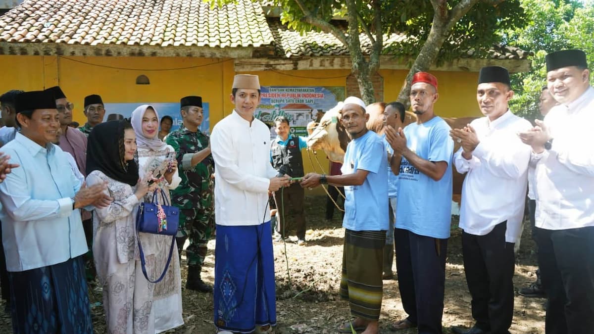 Bupati Egi menyerahkan bantuan sapi kurban kepada warga Karang Sari