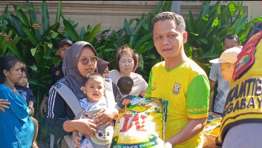 Camat Way Halim Darwono bagikan beras ke warga