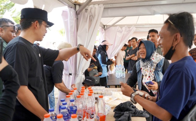 Bupati Egi berbincang dengan pedagang di Way Handak Expo, Kalianda.