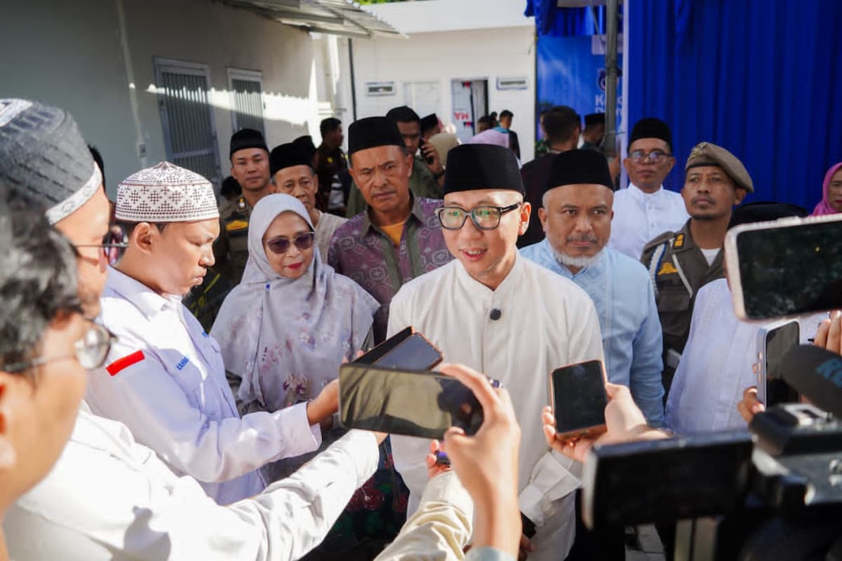 Gubernur Lampung, Rahmat Mirzani Djausal, memberikan keterangan kepada wartawan