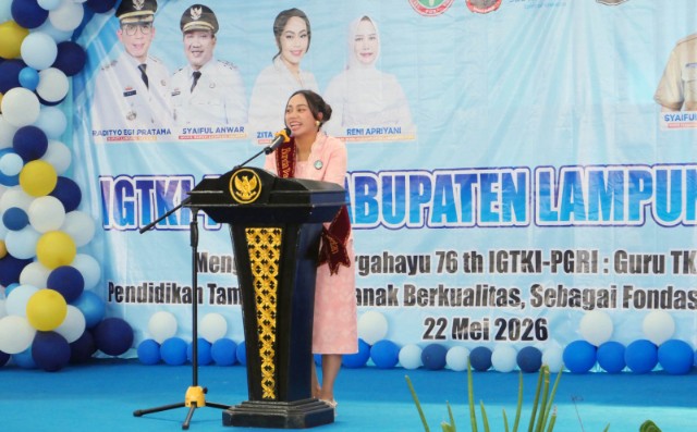Zita Anjani memberikan sambutan dalam acara HUT ke-76 IGTKI PGRI di GOR Way Handak, Kalianda.