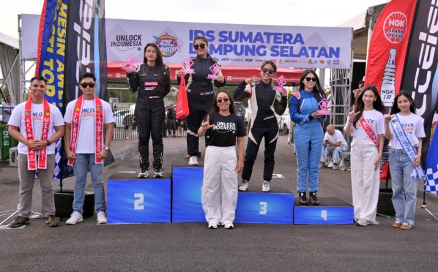 Zita Anjani berfoto bersama pemenang WDC Pro-Am di Way Handak Expo, Kalianda.