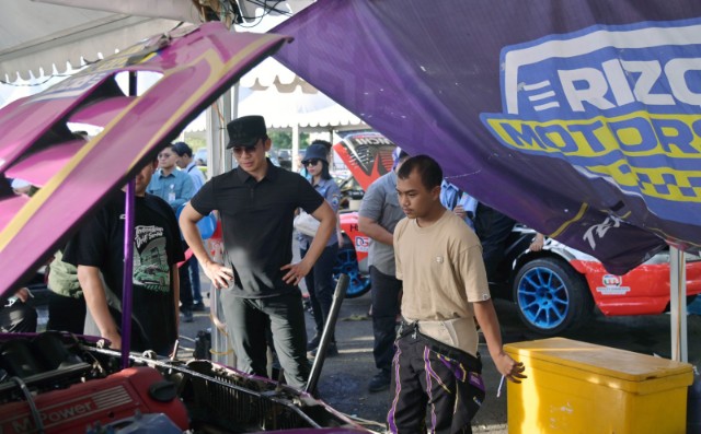 Bupat Egi melihat mobil drift pada paddock IDS Sumatra 2026 di Way Handak Expo, Kalianda