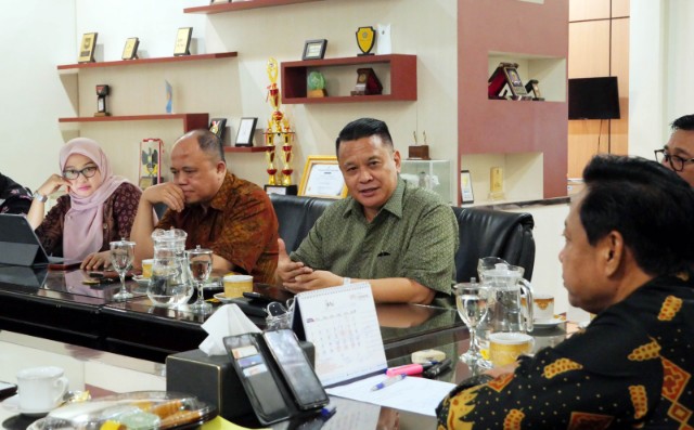 Sekda Supriyanto menerima kunjungan BP BUMN bersama InJourney, PTPN, dan ITDC di ruang kerjanya.