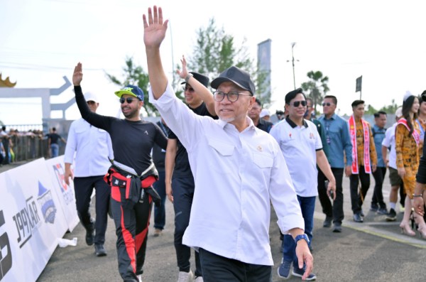 Menko Zulhas melambaikan tangan di Way Handak Expo.