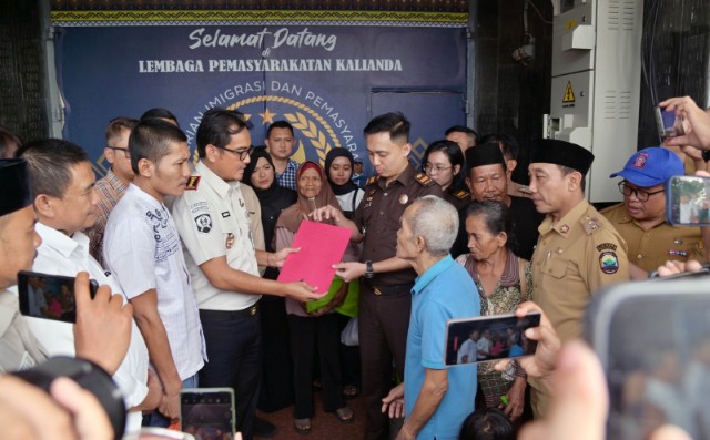 Kepala Lapas Kelas IIA Kalianda, Beni Nurrahman, menyerahkan administrasi kepada Kejari Lamsel