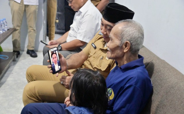 Bupati Radityo Egi Pratama menyapa Mujiran melalui video call atas inisiasi Wakil Bupati M. Syaiful Anwar.
