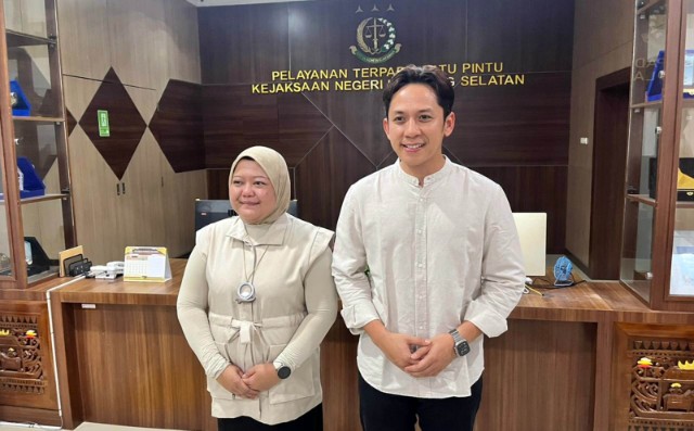 Bupati Radityo Egi Pratama bersama Kepala Kejari Lamsel, Suci Wijayanti, konferensi pers di kantor kejari setempat.