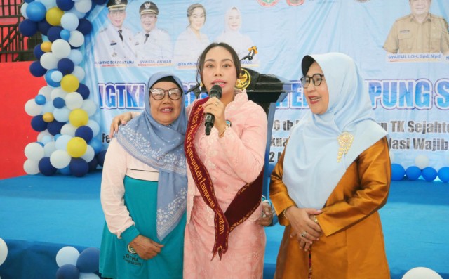Zita Anjani merangkul Suhartiyem di Way Handak, Kalianda.