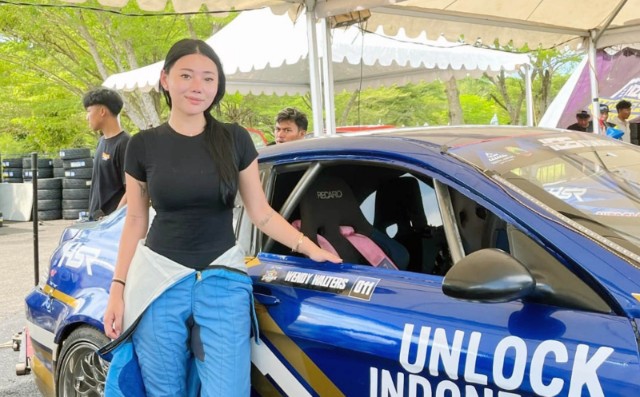 Wendy Walters berfoto di area paddock