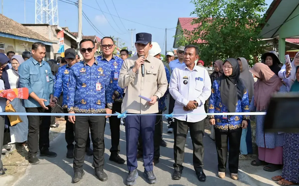 Bupati Lampung Selatan Radityo Egi potong pita resmikan dua ruas jalan di Ketapang