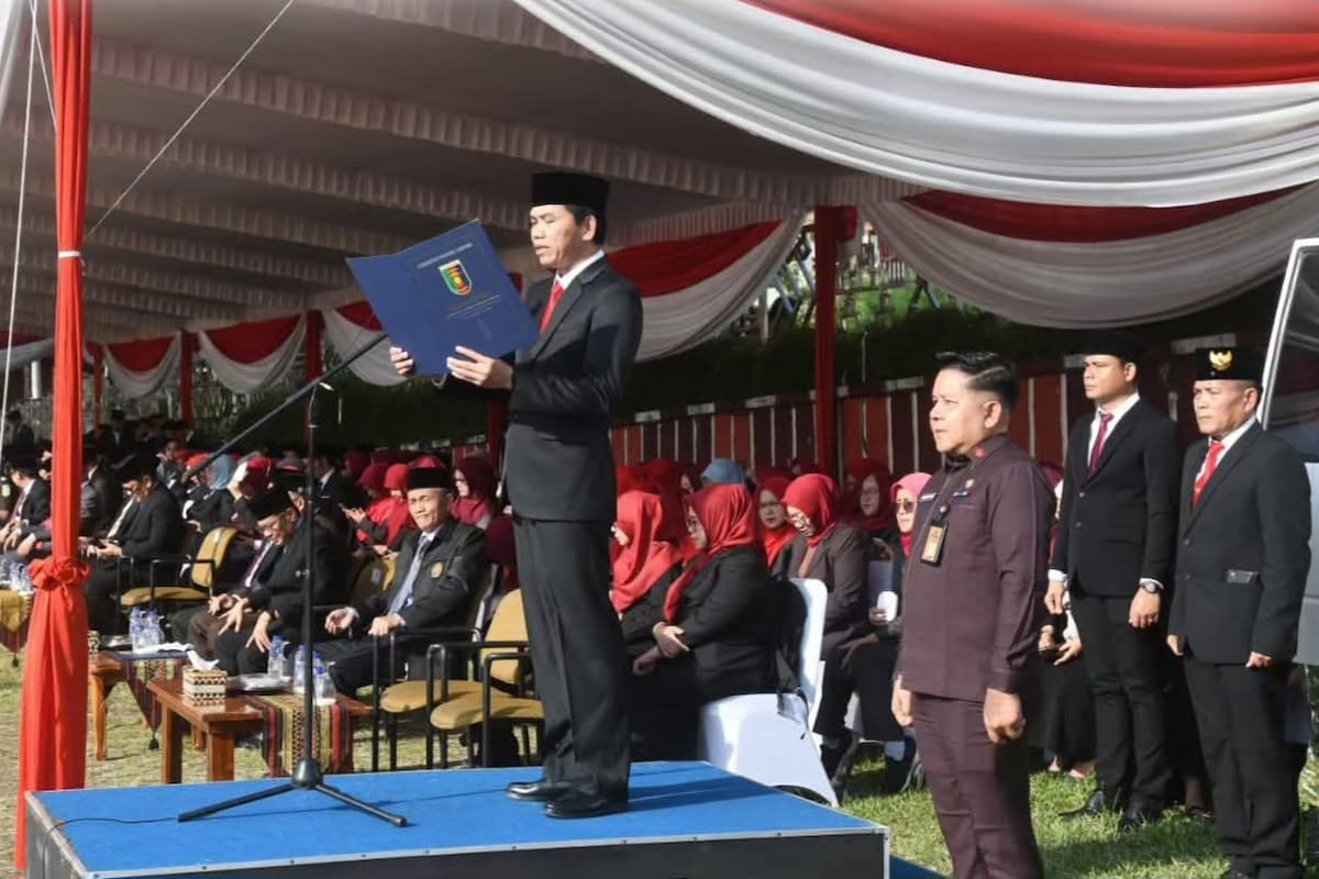 Ade Utami Ibnu membacakan Pembukaan UUD 1945 di Lapangan Korpri